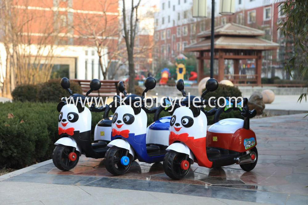 Trije kleuren bern elektryske tricycle