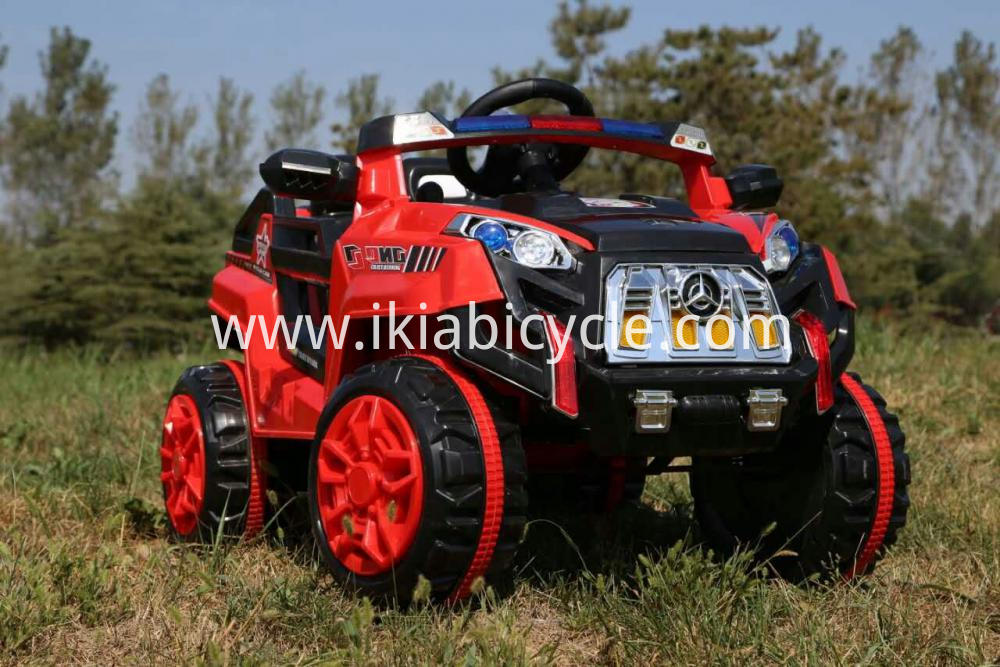 Kid ride op auto mei ôfstânskontrôle